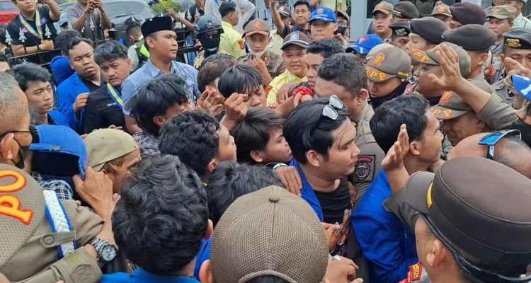 Foto: Aksi mahasiswa berdemonstrasi di depan Kantor Gubernur Kaltim. Sumber: Istimewa.