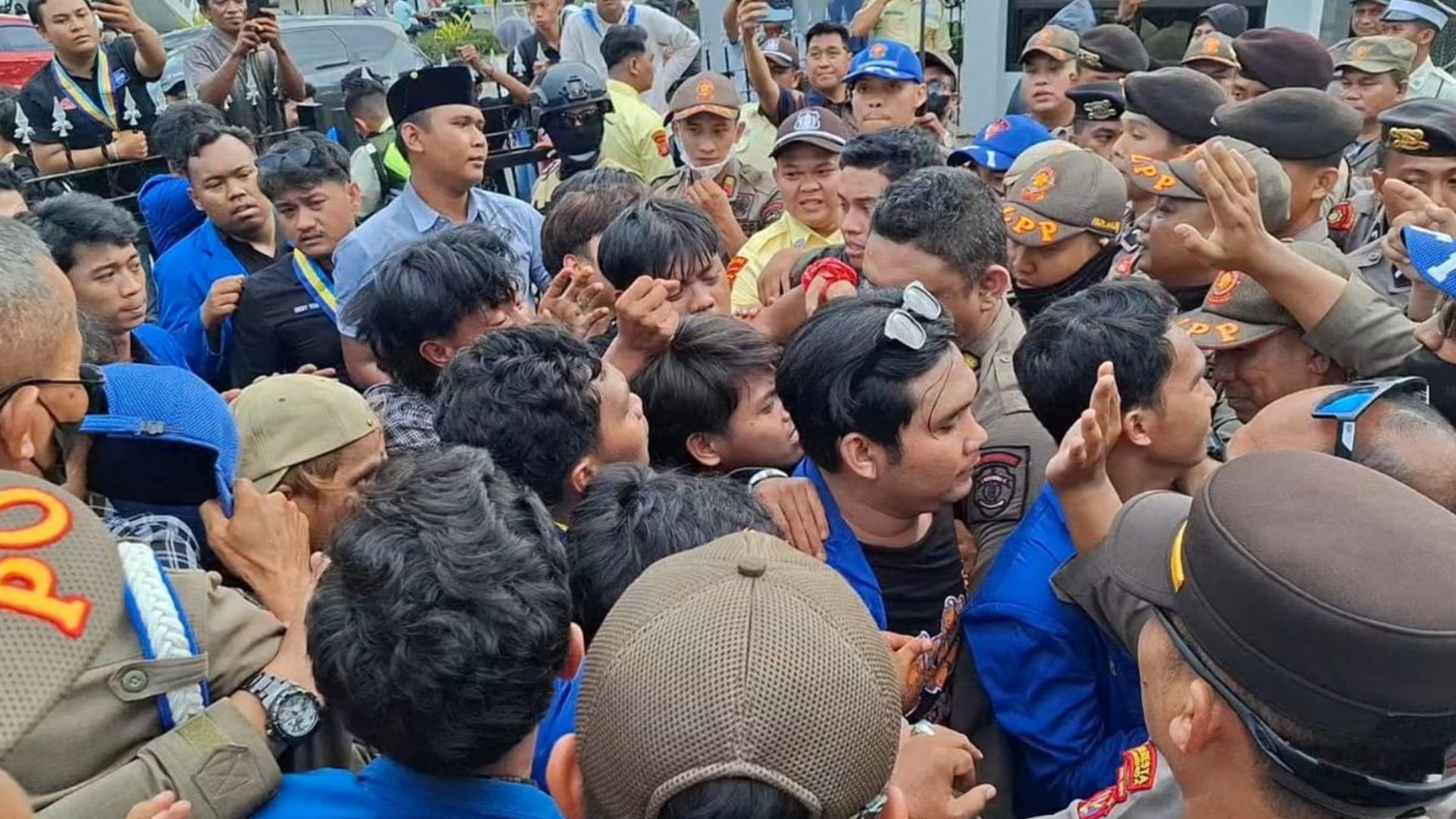 Foto: Aksi mahasiswa berdemonstrasi di depan Kantor Gubernur Kaltim. Sumber: Istimewa.