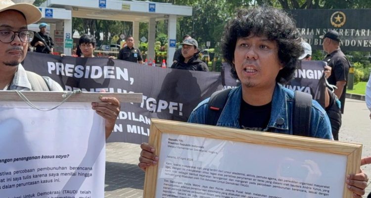 Foto: Koordinator KontraS sekaligus kuasa hukum korban, Dimas Bagus Arya. Sumber: Kompas.