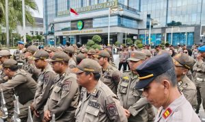 Foto: Petugas gabungan keamanan siaga di Kantor Gubernur Kaltim. Sumber: Istimewa.