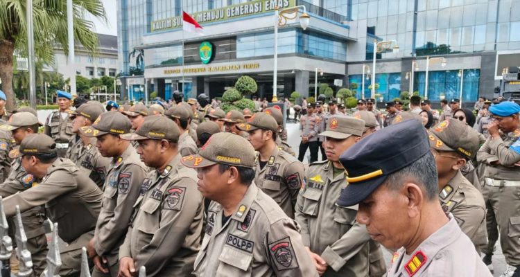 Foto: Petugas gabungan keamanan siaga di Kantor Gubernur Kaltim. Sumber: Istimewa.
