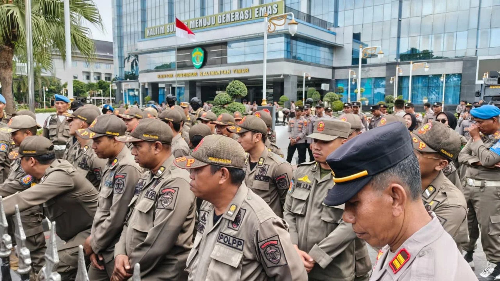 Foto: Petugas gabungan keamanan siaga di Kantor Gubernur Kaltim. Sumber: Istimewa.