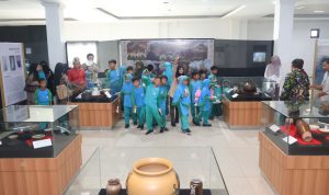 Foto: Kunjungan peserta didik ke pameran di UPTD Museum Negeri Mulawarman di Ruang Aula Gedung A. Sumber: Istimewa.