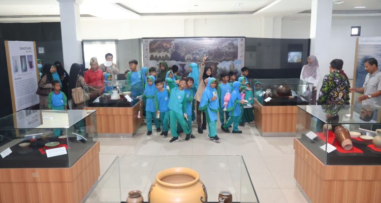 Foto: Kunjungan peserta didik ke pameran di UPTD Museum Negeri Mulawarman di Ruang Aula Gedung A. Sumber: Istimewa.