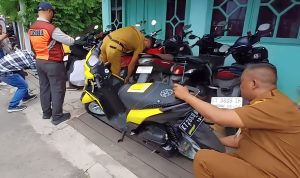 Foto: Razia Dishub di SMPN 7 Samarinda: Motor Pelajar Digembosi. Sumber: RRI.