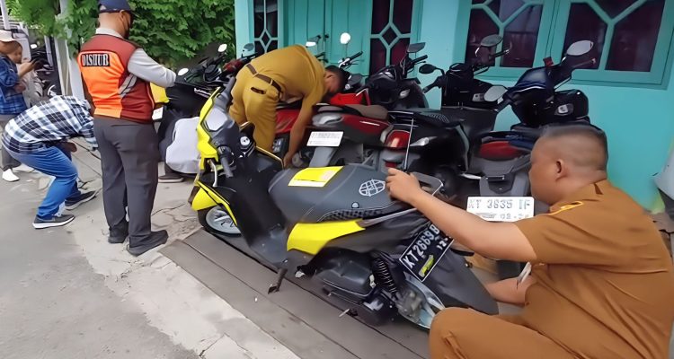 Foto: Razia Dishub di SMPN 7 Samarinda: Motor Pelajar Digembosi. Sumber: RRI.