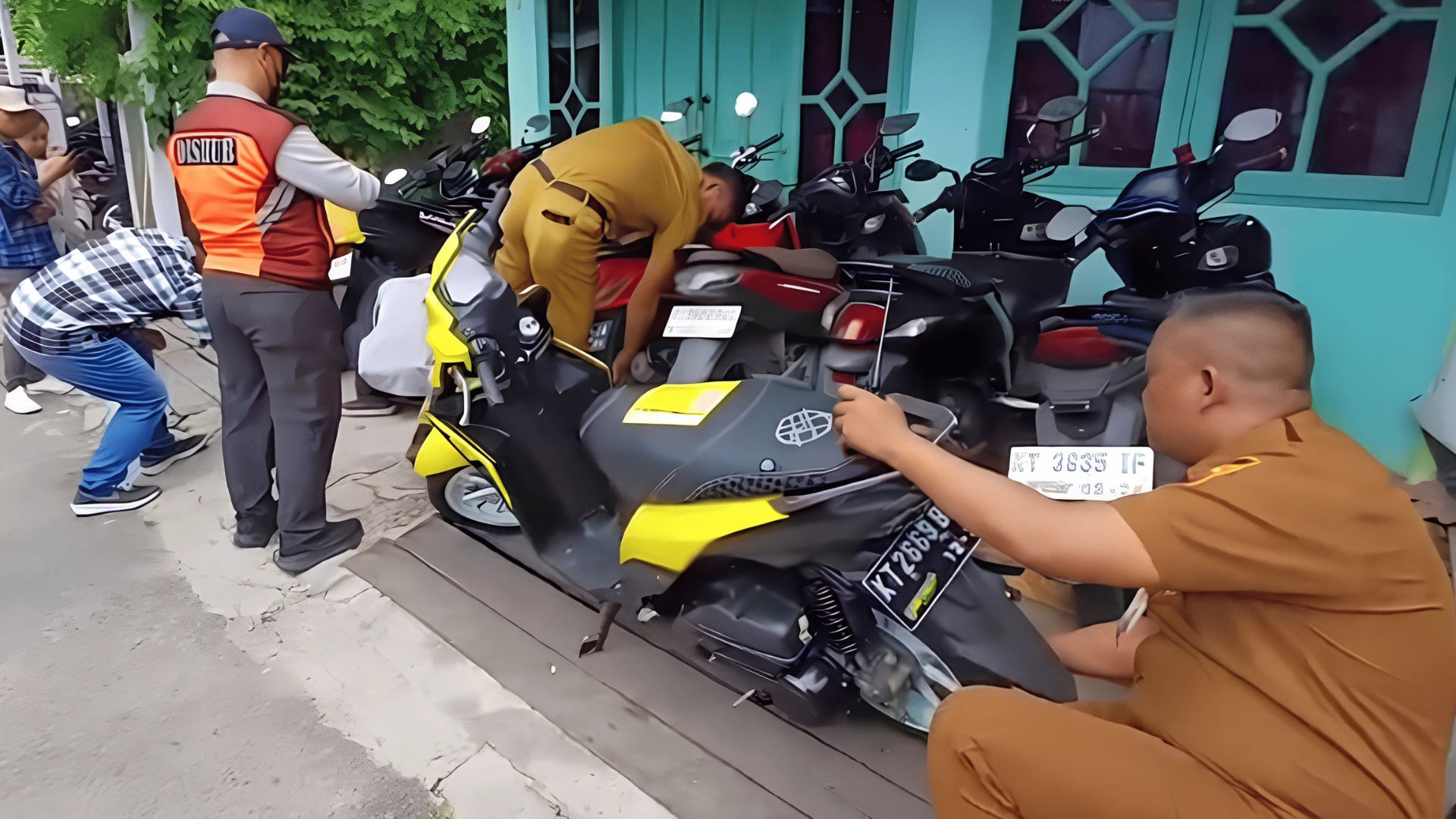 Foto: Razia Dishub di SMPN 7 Samarinda: Motor Pelajar Digembosi. Sumber: RRI.