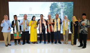 Foto: Otorita Ibu Kota Nusantara resmi memberikan payung hukum kepada masyarakat adat Paser di Kelurahan Mentawir, Kecamatan Sepaku, Kabupaten Penajam Paser Utara. Sumber: Istimewa.