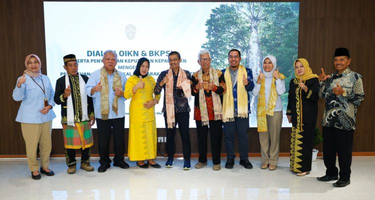 Foto: Otorita Ibu Kota Nusantara resmi memberikan payung hukum kepada masyarakat adat Paser di Kelurahan Mentawir, Kecamatan Sepaku, Kabupaten Penajam Paser Utara. Sumber: Istimewa.