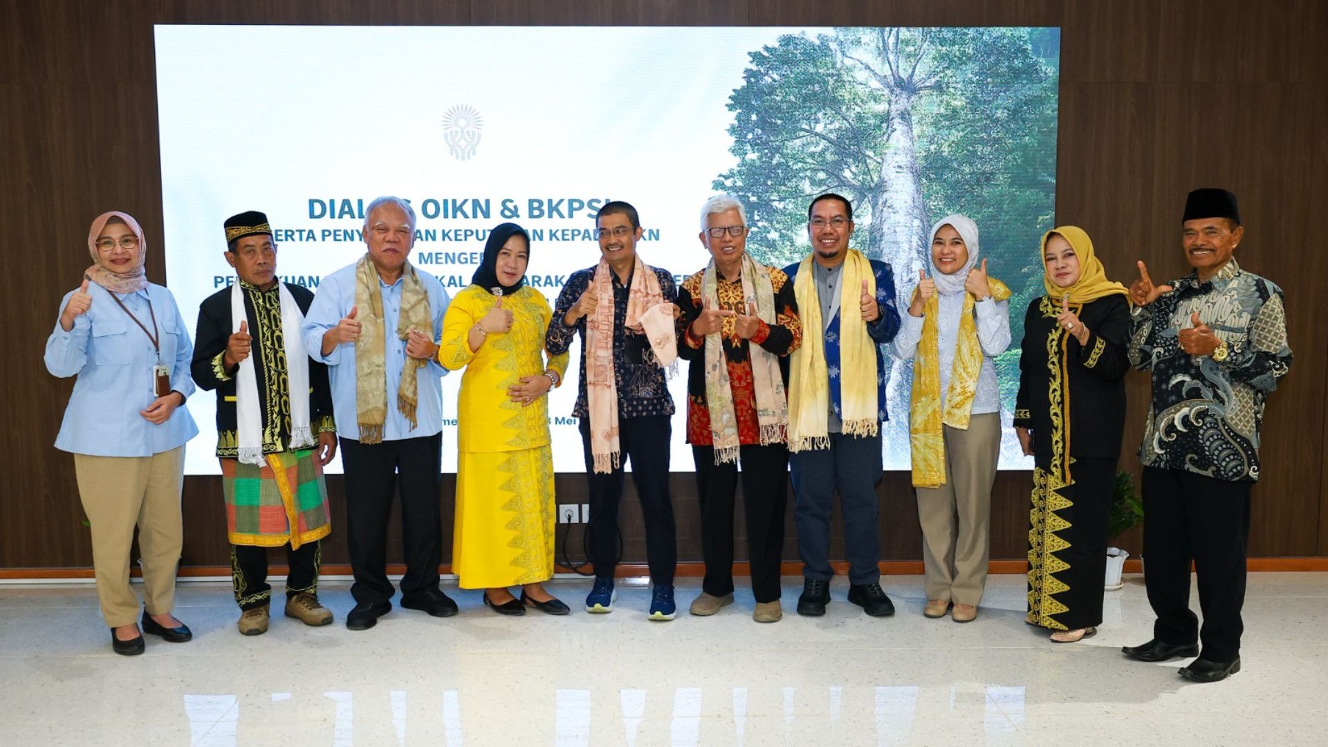 Foto: Otorita Ibu Kota Nusantara resmi memberikan payung hukum kepada masyarakat adat Paser di Kelurahan Mentawir, Kecamatan Sepaku, Kabupaten Penajam Paser Utara. Sumber: Istimewa.