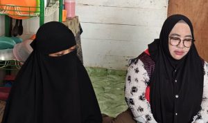 Foto: Ibu Mandala, Ratnasari (40) didampingi oleh Ketua TRC PPA Kaltim, Rina Zainun. Sumber: Grid.id