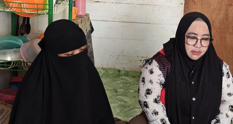 Foto: Ibu Mandala, Ratnasari (40) didampingi oleh Ketua TRC PPA Kaltim, Rina Zainun. Sumber: Grid.id