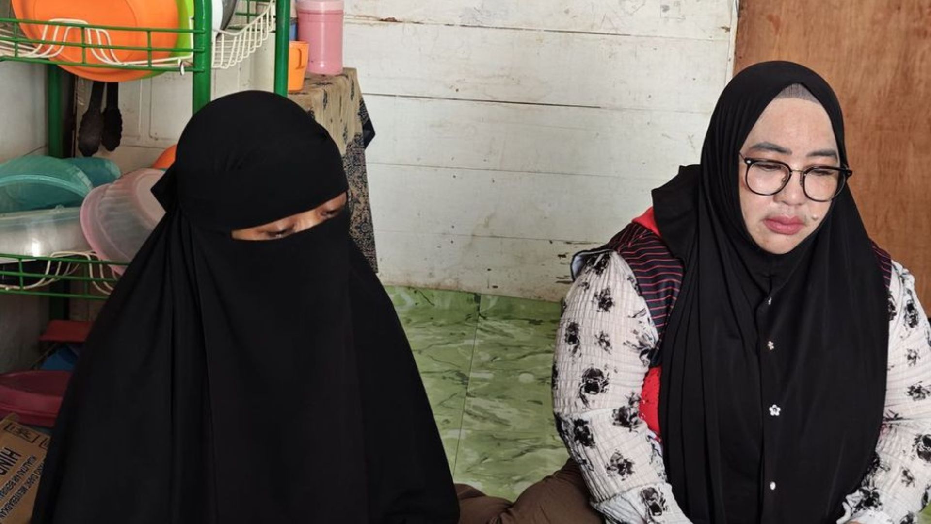 Foto: Ibu Mandala, Ratnasari (40) didampingi oleh Ketua TRC PPA Kaltim, Rina Zainun. Sumber: Grid.id