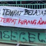 Foto: Spanduk protes terhadap skandal Ponpes Pati: Modus “Wali Palsu” Diduga Perkosa Puluhan Santriwati. Sumber: Istimewa.