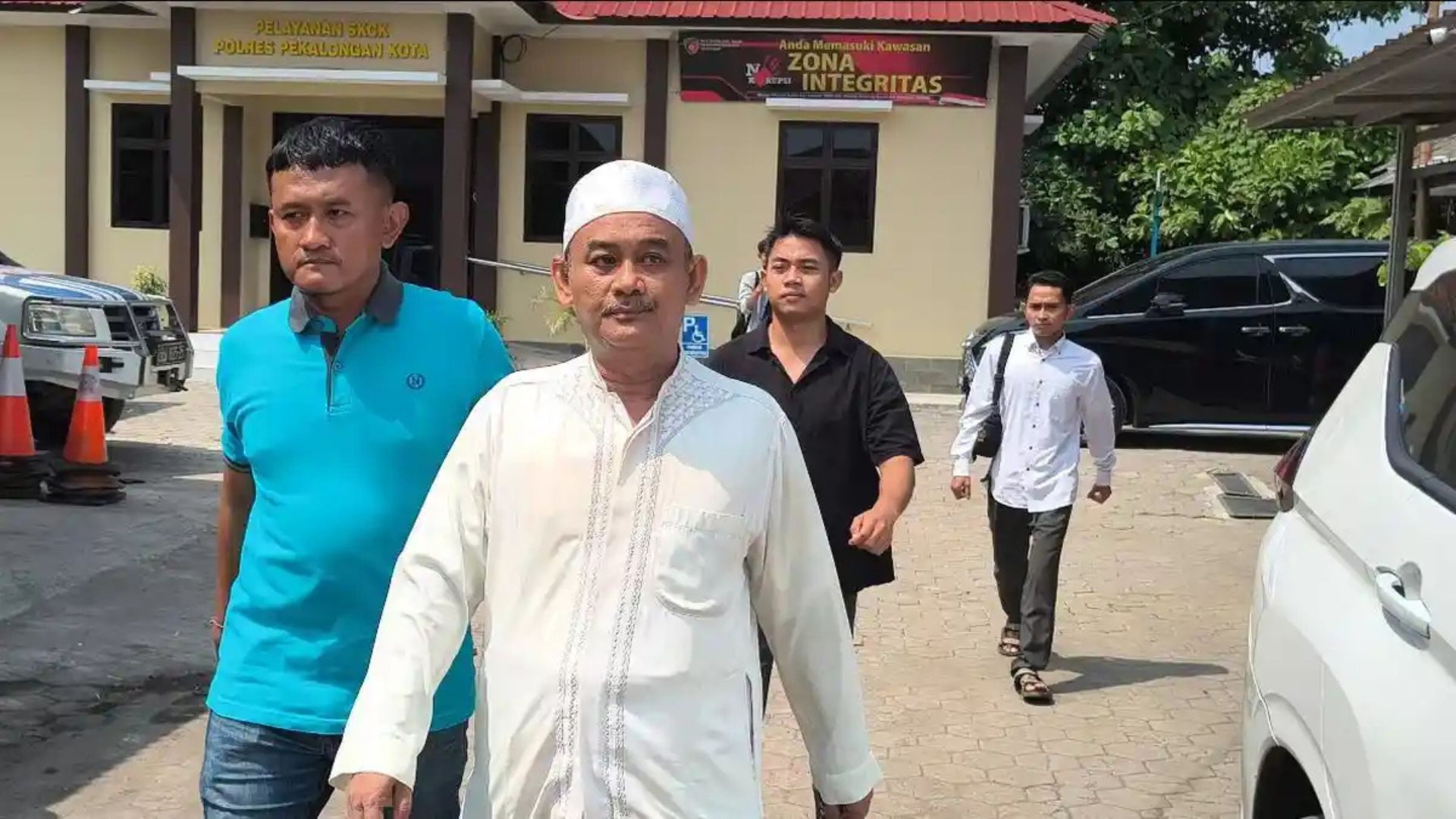 Foto: Pimpinan Padepokan/Pondok Pesantren Padang Ati di Kecamatan Buaran, Pekalongan berinisial A (55) alias Abdul Khalim Fadlun telah ditetapkan sebagai tersangka. Sumber: Istimewa.
