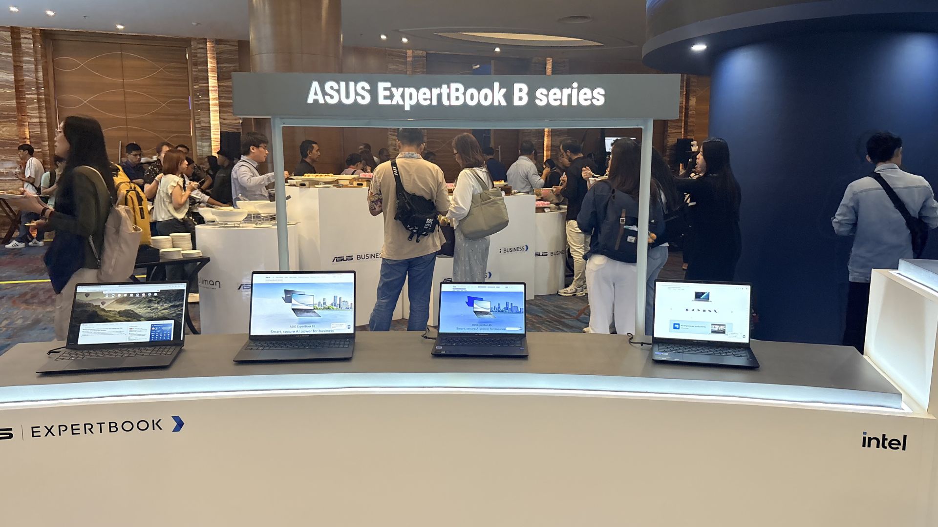 Foto: ASUS ExpertBook Ultra Lindungi Data Bisnis dari Ancaman Siber. Sumber: Istimewa.