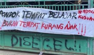 Foto: Spanduk protes terhadap skandal Ponpes Pati: Modus “Wali Palsu” Diduga Perkosa Puluhan Santriwati. Sumber: Istimewa.