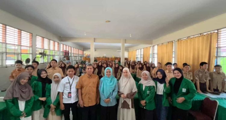 Foto: Mahasiswa UIN Alauddin Makassar Edukasi Siswa SMAN 8 Gowa Lawan Manipulasi Digital. Sumber: Istimewa.