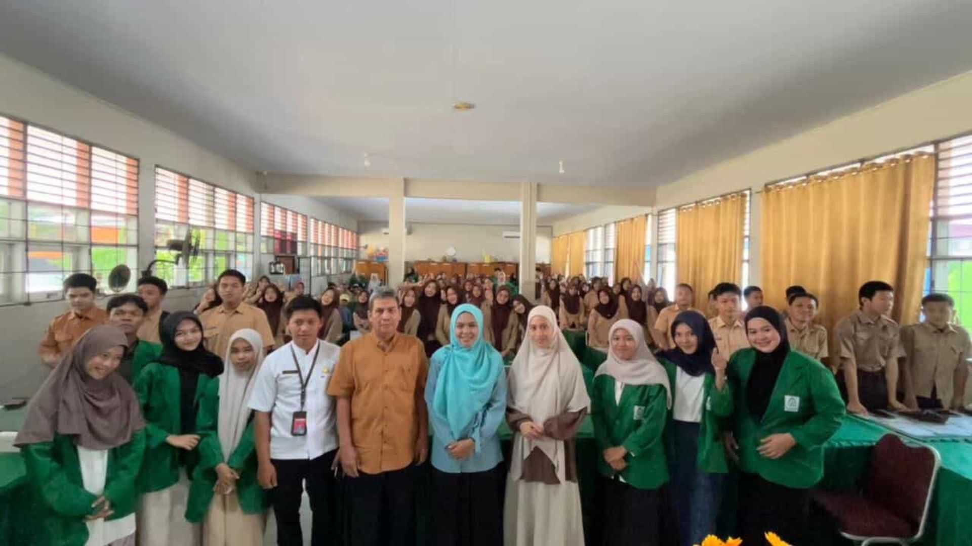 Foto: Mahasiswa UIN Alauddin Makassar Edukasi Siswa SMAN 8 Gowa Lawan Manipulasi Digital. Sumber: Istimewa.