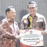 Foto: Menteri Dalam Negeri Muhammad Tito Karnavian memberikan penghargaan kepada Wali Kota Samarinda Andi Harun. Sumber: Istimewa.