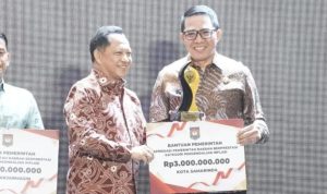 Foto: Menteri Dalam Negeri Muhammad Tito Karnavian memberikan penghargaan kepada Wali Kota Samarinda Andi Harun. Sumber: Istimewa.