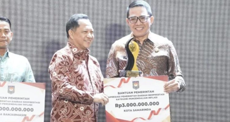 Foto: Menteri Dalam Negeri Muhammad Tito Karnavian memberikan penghargaan kepada Wali Kota Samarinda Andi Harun. Sumber: Istimewa.