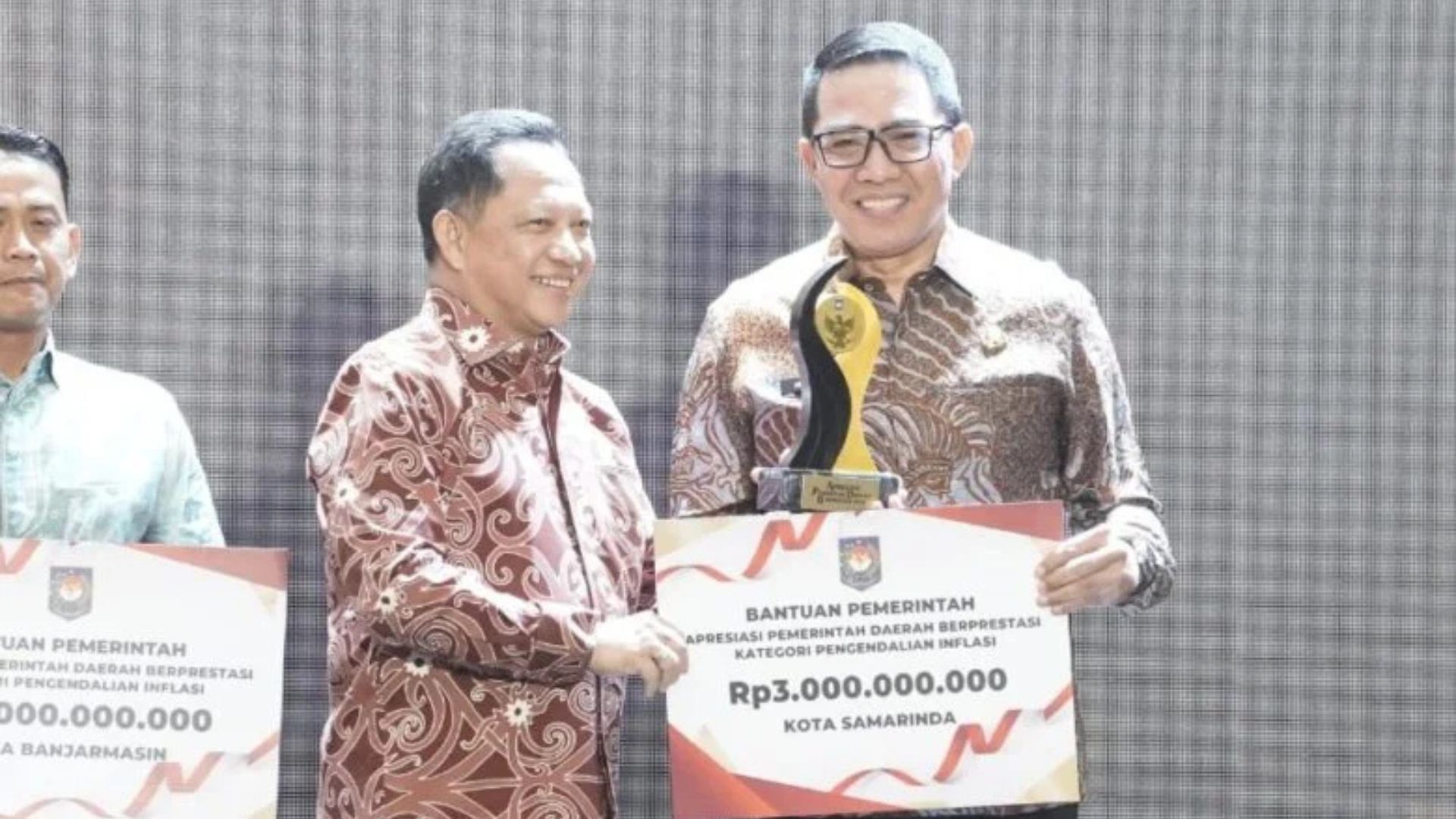 Foto: Menteri Dalam Negeri Muhammad Tito Karnavian memberikan penghargaan kepada Wali Kota Samarinda Andi Harun. Sumber: Istimewa.