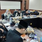 Foto: Anggora DPRD Jember viral merokok dan main game saat rapat. Sumber: Istimewa. Foto: Anggora DPRD Jember viral merokok dan main game saat rapat. Sumber: Istimewa.