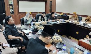 Foto: Anggora DPRD Jember viral merokok dan main game saat rapat. Sumber: Istimewa. Foto: Anggora DPRD Jember viral merokok dan main game saat rapat. Sumber: Istimewa.