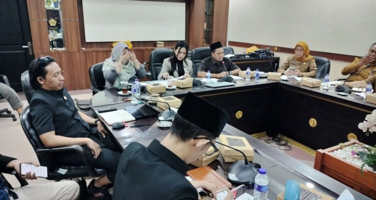 Foto: Anggora DPRD Jember viral merokok dan main game saat rapat. Sumber: Istimewa.
