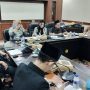 Foto: Anggora DPRD Jember viral merokok dan main game saat rapat. Sumber: Istimewa.