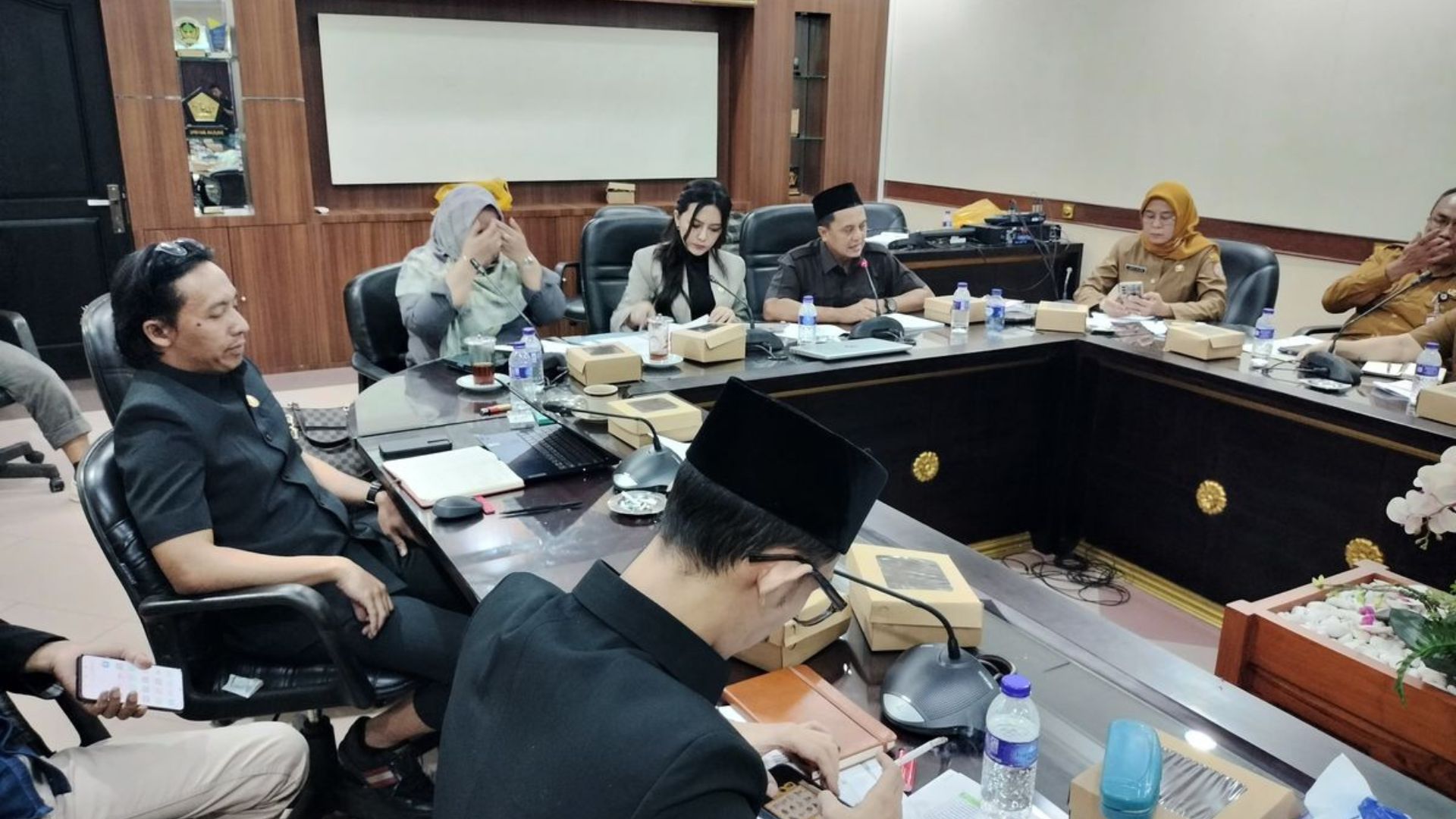 Foto: Anggora DPRD Jember viral merokok dan main game saat rapat. Sumber: Istimewa.