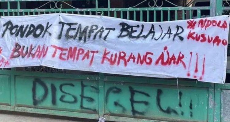 Foto: Spanduk protes terhadap skandal Ponpes Pati: Modus “Wali Palsu” Diduga Perkosa Puluhan Santriwati. Sumber: Istimewa.