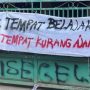 Foto: Spanduk protes terhadap skandal Ponpes Pati: Modus “Wali Palsu” Diduga Perkosa Puluhan Santriwati. Sumber: Istimewa.