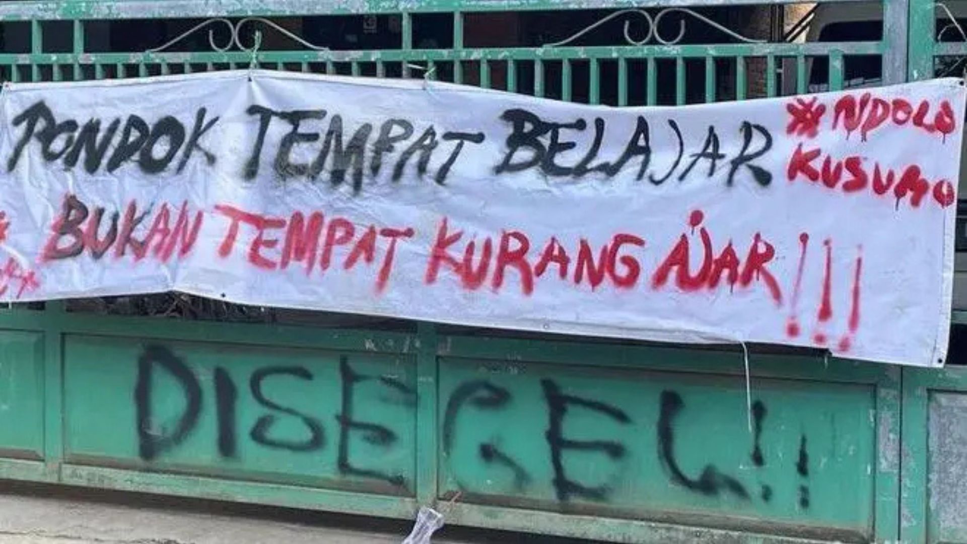 Foto: Spanduk protes terhadap skandal Ponpes Pati: Modus “Wali Palsu” Diduga Perkosa Puluhan Santriwati. Sumber: Istimewa.