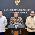 Foto: Menteri Sekretaris Negara Prasetyo Hadi (tengah) didampingi Kepala Badan Komunikasi Pemerintah Muhammad Qodari (kanan) dan Sekretaris Kabinet Teddy Indra Wijaya (kiri) memberikan keterangan pers di ruang sidang kabinet Istana Kepresidenan. Sumber: Istimewa.