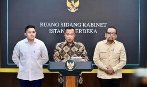 Foto: Menteri Sekretaris Negara Prasetyo Hadi (tengah) didampingi Kepala Badan Komunikasi Pemerintah Muhammad Qodari (kanan) dan Sekretaris Kabinet Teddy Indra Wijaya (kiri) memberikan keterangan pers di ruang sidang kabinet Istana Kepresidenan. Sumber: Istimewa. Foto: Menteri Sekretaris Negara Prasetyo Hadi (tengah) didampingi Kepala Badan Komunikasi Pemerintah Muhammad Qodari (kanan) dan Sekretaris Kabinet Teddy Indra Wijaya (kiri) memberikan keterangan pers di ruang sidang kabinet Istana Kepresidenan. Sumber: Istimewa.