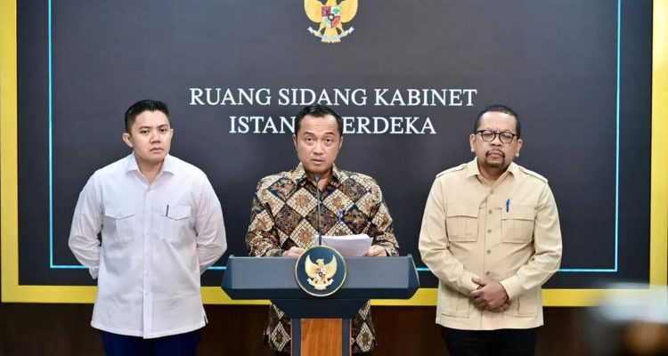 Foto: Menteri Sekretaris Negara Prasetyo Hadi (tengah) didampingi Kepala Badan Komunikasi Pemerintah Muhammad Qodari (kanan) dan Sekretaris Kabinet Teddy Indra Wijaya (kiri) memberikan keterangan pers di ruang sidang kabinet Istana Kepresidenan. Sumber: Istimewa.
