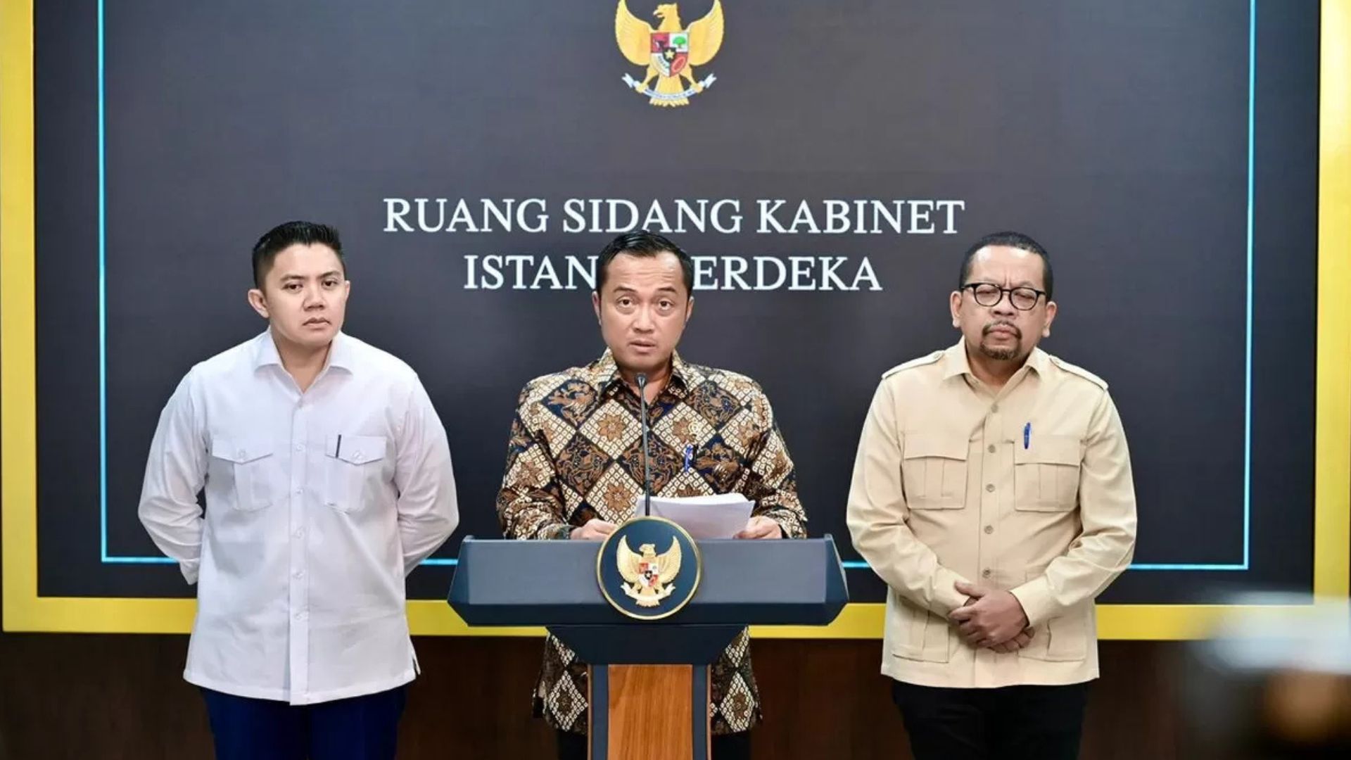 Foto: Menteri Sekretaris Negara Prasetyo Hadi (tengah) didampingi Kepala Badan Komunikasi Pemerintah Muhammad Qodari (kanan) dan Sekretaris Kabinet Teddy Indra Wijaya (kiri) memberikan keterangan pers di ruang sidang kabinet Istana Kepresidenan. Sumber: Istimewa.