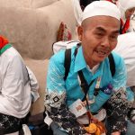 Foto: Katiyo Kadiman (batik biru), jemaah haji dari Kloter 02 KNO atau Embarkasi Medan saat ditemui di Sektor 6 wilayah Jarwal, Makkah. Sumber: Istimewa.
