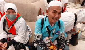 Foto: Katiyo Kadiman (batik biru), jemaah haji dari Kloter 02 KNO atau Embarkasi Medan saat ditemui di Sektor 6 wilayah Jarwal, Makkah. Sumber: Istimewa.