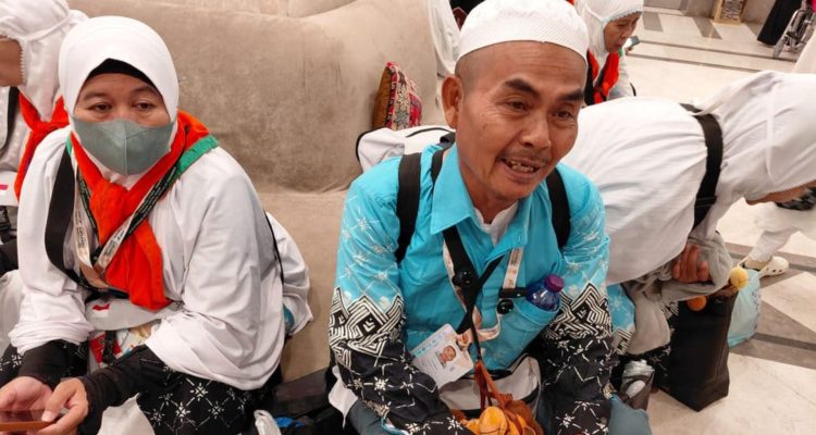 Foto: Katiyo Kadiman (batik biru), jemaah haji dari Kloter 02 KNO atau Embarkasi Medan saat ditemui di Sektor 6 wilayah Jarwal, Makkah. Sumber: Istimewa.