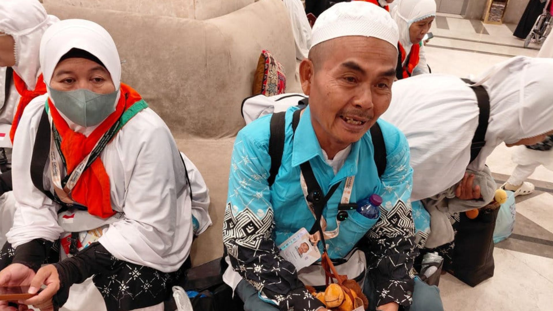 Foto: Katiyo Kadiman (batik biru), jemaah haji dari Kloter 02 KNO atau Embarkasi Medan saat ditemui di Sektor 6 wilayah Jarwal, Makkah. Sumber: Istimewa.