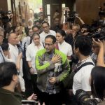 Terdakwa kasus dugaan korupsi pengadaan Chromebook dalam program digitalisasi pendidikan di Kemendikbudristek Nadiem Anwar Makarim memakai jaket Gojek Gen 1. Sumber: Istimewa.