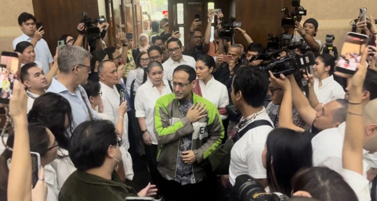 Terdakwa kasus dugaan korupsi pengadaan Chromebook dalam program digitalisasi pendidikan di Kemendikbudristek Nadiem Anwar Makarim memakai jaket Gojek Gen 1. Sumber: Istimewa.