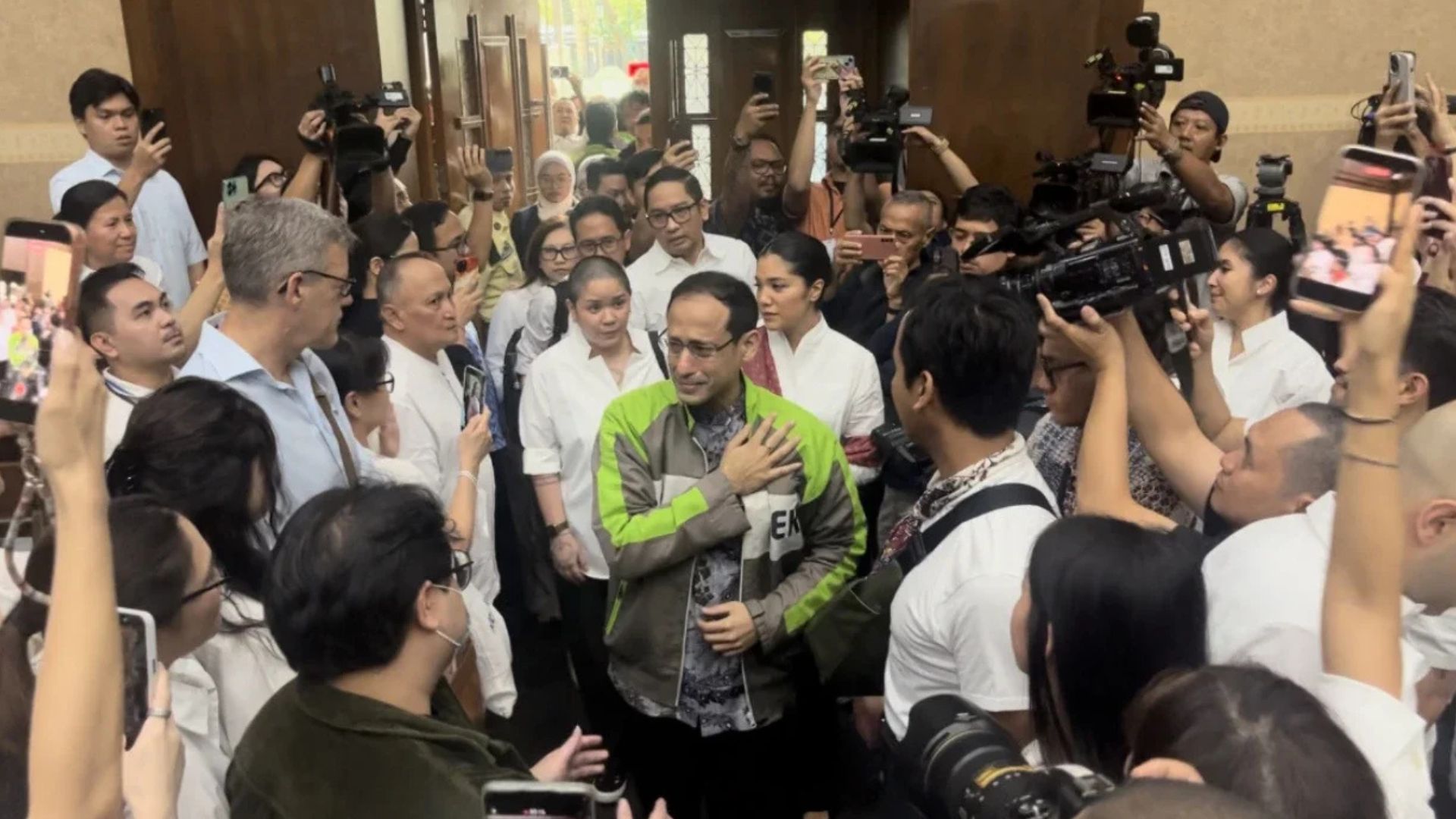 Terdakwa kasus dugaan korupsi pengadaan Chromebook dalam program digitalisasi pendidikan di Kemendikbudristek Nadiem Anwar Makarim memakai jaket Gojek Gen 1. Sumber: Istimewa.