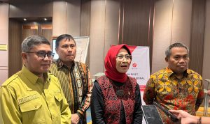 Foto: Kepala BRIDA Kaltim, Fitriansyah (kanan), Kepala Lembaga Penjaminan Mutu dan Pengembangan Pembelajaran Unmul, Hamdi Mayulu (tengah), Ketua Komisi X DPR RI, Hetifah Sjaifudian (tengah), dan Wakil Rektor IV Unmul, Nataniel Dengen (kiri). Sumber: Kaltimnow.id