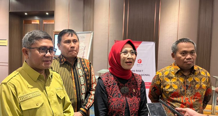 Foto: Kepala BRIDA Kaltim, Fitriansyah (kanan), Kepala Lembaga Penjaminan Mutu dan Pengembangan Pembelajaran Unmul, Hamdi Mayulu (tengah), Ketua Komisi X DPR RI, Hetifah Sjaifudian (tengah), dan Wakil Rektor IV Unmul, Nataniel Dengen (kiri). Sumber: Kaltimnow.id