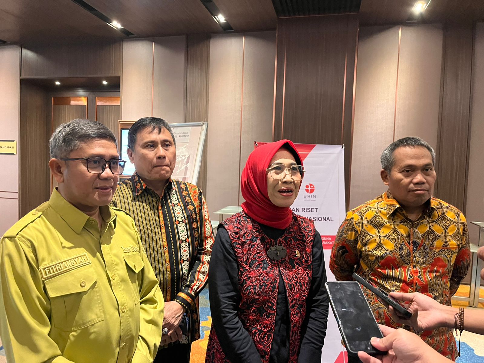 Foto: Kepala BRIDA Kaltim, Fitriansyah (kanan), Kepala Lembaga Penjaminan Mutu dan Pengembangan Pembelajaran Unmul, Hamdi Mayulu (tengah), Ketua Komisi X DPR RI, Hetifah Sjaifudian (tengah), dan Wakil Rektor IV Unmul, Nataniel Dengen (kiri). Sumber: Kaltimnow.id