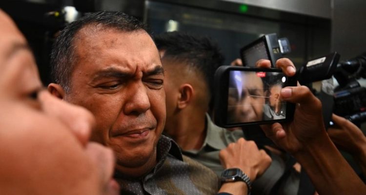 Foto: Wakil Menteri Imigrasi dan Pemasyarakatan (Wamen Imipas), Silmy Karim, menyerahkan diri ke Komisi Pemberantasan Korupsi (KPK) pada Rabu (3/6/2026) malam. Sumber: Istimewa.